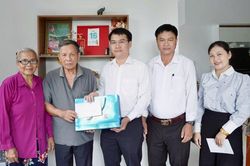 Đảng ủy x&atilde; Vạn Thắng thăm, tặng qu&agrave; c&aacute;c gia đ&igrave;nh ch&iacute;nh s&aacute;ch