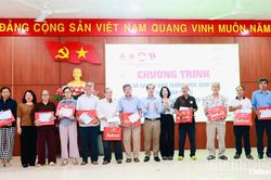 Phường T&acirc;y Nha Trang trao qu&agrave; tri &acirc;n 25 gia đ&igrave;nh c&oacute; c&ocirc;ng với c&aacute;ch mạng