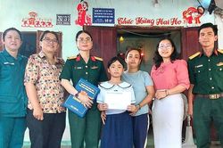 Ban Chỉ huy Quân sự phường Đông Hải phối hợp trao quà hỗ trợ cho học sinh có hoàn cảnh khó khăn