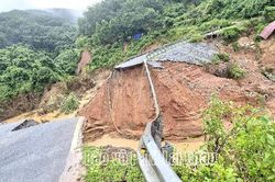 Mưa lớn gây đứt đường trên quốc lộ 12, giao thông tạm thời chia cắt