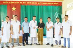 Đoàn công tác Sở Y tế thăm các điểm khám sức khỏe tại 2 xã: Mường Kim, Khoen On