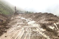 Mưa lũ gây sạt lở nhiều điểm trên các tuyến đường tỉnh