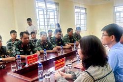 Lãnh đạo xã Bát Xát thăm, động viên đội tìm kiếm, quy tập hài cốt liệt sĩ