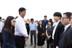 Phó Chủ tịch UBND tỉnh Phan Trung Bá làm việc với đoàn doanh nghiệp nước ngoài tìm hiểu cơ hội đầu tư tại KCN Trấn Yên