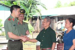 Thiếu tướng Cao Minh Huyền - Giám đốc Công an tỉnh thăm, tặng quà người có công ở xã Thác Bà