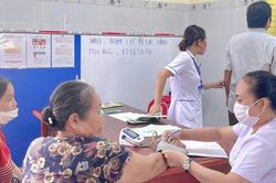Tánh Linh 'gõ cửa' từng nhà, không để thẻ BHYT bị gián đoạn