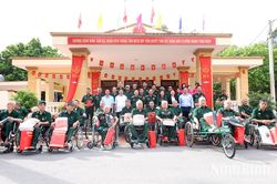 Đại tướng Nguyễn Tân Cương, Tổng Tham mưu trưởng Quân đội nhân dân Việt Nam thăm, tặng quà tại Trung tâm Điều dưỡng thương binh Duy Tiên
