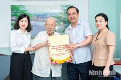 Thăm, tặng qu&agrave; người c&oacute; c&ocirc;ng v&agrave; cựu thanh ni&ecirc;n xung phong c&oacute; ho&agrave;n cảnh kh&oacute; khăn tại một số địa phương