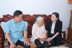 Đồng chí Phó Bí thư Tỉnh ủy, Chủ tịch Ủy ban MTTQ Việt Nam tỉnh Đinh Thị Lụa thăm, tặng quà người có công tại xã Yên Khánh