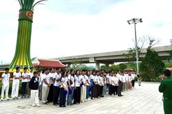 Tuổi trẻ kiều bào dâng hương tưởng niệm các anh hùng liệt sĩ tại Di tích lịch sử quốc gia Bến phà II Long Đại