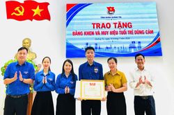 Trao tặng Huy hiệu 'Tuổi trẻ dũng cảm' cho học sinh cứu người đuối nước