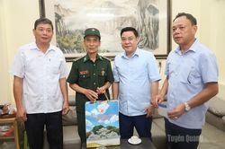 Phó Chủ tịch UBND tỉnh Hoàng Gia Long thăm, tặng quà gia đình chính sách