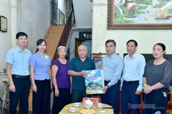 Ph&oacute; B&iacute; thư Tỉnh ủy, Chủ tịch Ủy ban MTTQ Việt Nam tỉnh Ma Thế Hồng thăm, tặng qu&agrave; người c&oacute; c&ocirc;ng tại x&atilde; H&agrave;m Y&ecirc;n v&agrave; x&atilde; B&igrave;nh Xa