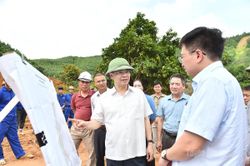 Chủ tịch HĐND tỉnh Nguyễn Văn Sơn khảo s&aacute;t tiến độ hai c&ocirc;ng tr&igrave;nh đầu tư c&ocirc;ng trọng điểm