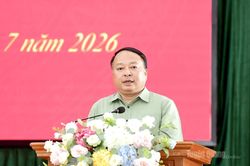 Ph&oacute; B&iacute; thư Tỉnh ủy, Chủ tịch UBND tỉnh Phan Huy Ngọc tiếp x&uacute;c cử tri x&atilde; Chi&ecirc;m H&oacute;a