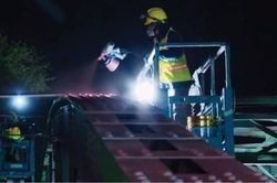 Xuyên đêm 'làm đẹp' cầu Trường Tiền