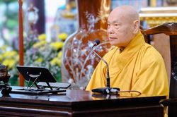 Trưởng lão Hòa thượng Thích Thiện Nhơn sách tấn chư Tăng Ni an cư khu vực phía Đông TP.HCM tại chùa Vạn Đức