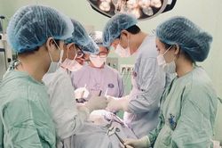 Phẫu thuật thành công khối u tuyến mang tai khổng lồ hơn 10cm cho 1 phụ nữ Mông
