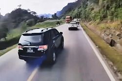Tài xế xe biển xanh vượt ẩu trên quốc lộ 6 bị phạt 5 triệu đồng, trừ 2 điểm GPLX
