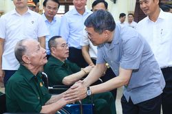 Thủ tướng L&ecirc; Minh Hưng thăm, tặng qu&agrave; c&aacute;c thương binh, bệnh binh tại Ninh B&igrave;nh