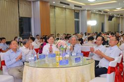 Những bộ óc đứng sau mặt báo