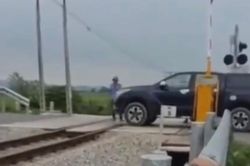 Nghệ An: Nữ tài xế vượt rào chắn đường sắt bị tước giấy phép lái xe, phạt 19 triệu đồng