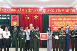 Phó Chủ tịch Quốc hội, Thượng tướng Nguyễn Doãn Anh thăm, tặng quà người có công tại Thanh Hóa