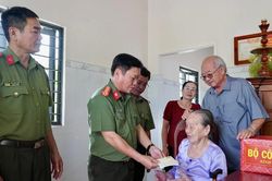 Lãnh đạo Bộ Công an tri ân liệt sĩ, thăm gia đình chính sách