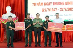 Bộ C&ocirc;ng an thăm, tặng qu&agrave; Trung t&acirc;m điều dưỡng thương binh Nho Quan