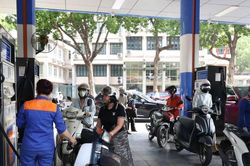Gi&aacute; xăng dầu đồng loạt tăng
