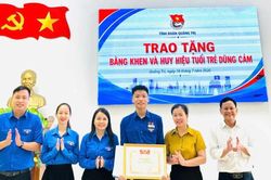 Trao Huy hiệu 'Tuổi trẻ dũng cảm' cho nam sinh cứu em nhỏ bị đuối nước