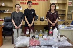 Bốn 'nữ qu&aacute;i' mở xưởng pha chế ma t&uacute;y dưới vỏ bọc thuốc l&aacute; điện tử