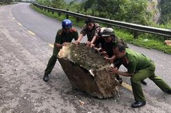 C&ocirc;ng an x&atilde; Lũng Nặm kịp thời xử l&yacute; đ&aacute; lở từ taluy dương sạt xuống đường