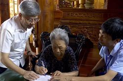 Hỗ trợ người dân làm thủ tục ủy quyền nhận lương hưu tại nhà