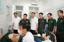 Kh&aacute;m bệnh cho 200 đối tượng ch&iacute;nh s&aacute;ch phường Y&ecirc;n Nghĩa