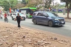 Vỉa hè phố Phùng Hưng phường Hà Đông xuống cấp nghiêm trọng