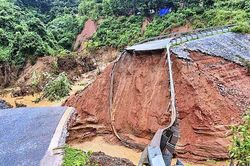 Mưa lớn làm đứt quốc lộ 12, khu vực xã Lê Lợi, Lai Châu