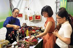 Quan tâm phát triển sản phẩm lưu niệm mang đậm bản sắc địa phương