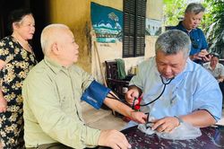 Khám sức khỏe miễn phí tại nhà cho gần 360 người có công và người khuyết tật tại phường Nùng Trí Cao