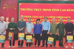 Ph&oacute; Chủ tịch HĐND tỉnh Bế Minh Đức tặng qu&agrave; c&aacute;c gia đ&igrave;nh ch&iacute;nh s&aacute;ch x&atilde; Vinh Qu&yacute; v&agrave; Quang Long