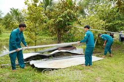 Khẩn trương gi&uacute;p d&acirc;n gia cố nh&agrave; ở trước m&ugrave;a mưa d&ocirc;ng