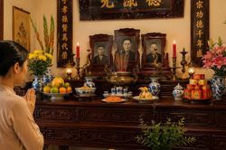 Trước khi thắp hương, nhiều gia đình Việt thường chuẩn bị 3 điều này để không gian thờ cúng thêm trang nghiêm