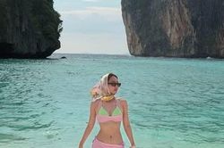 Á hậu Bùi Khánh Linh khoe bóng lưng 'cực phẩm' trong bộ bikini màu hồng, cư dân mạng xuýt xoa