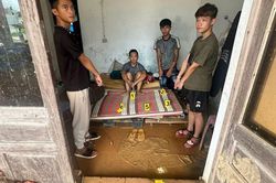 Phát hiện nhóm thiếu niên 'làm chuyện động trời' trong nhà hoang, dùng lọ thuốc nhỏ mắt để giấu tang vật