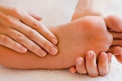 Bàn chân xuất hiện 5 dấu hiệu này, hãy đi khám sớm kẻo biến chứng nguy hiểm, chớ chủ quan