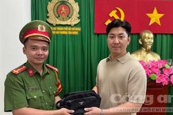 Du khách nước ngoài nhận lại tài sản sau 3 giờ trình báo bị cướp giật: 'Cảm ơn các anh Công an, TPHCM thật tuyệt vời...'