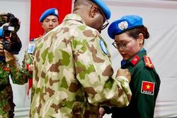Hai sĩ quan C&ocirc;ng an nhận Huy chương V&igrave; sự nghiệp g&igrave;n giữ h&ograve;a b&igrave;nh LHQ