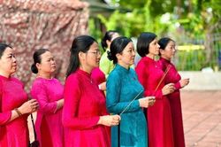 Nhân dịp kỷ niệm 79 năm Ngày Thương binh - Liệt sĩ (27/7/1947 - 27/7/2026): Đoàn nữ cán bộ phường Bình Tân dâng hương các Anh hùng liệt sĩ tại Công viên Lê Thị Riêng