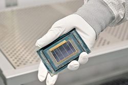 Intel l&agrave; h&atilde;ng đầu ti&ecirc;n xuất xưởng chip thương mại d&ugrave;ng c&ocirc;ng nghệ in thạch bản High NA EU