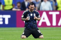 Mẹ Messi: Cả nh&agrave; kh&oacute;c suốt trận Argentina thắng Anh